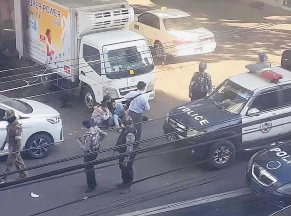 Myanmar'da darbe karşıtı göstericilerin arasına askeri araç daldı!